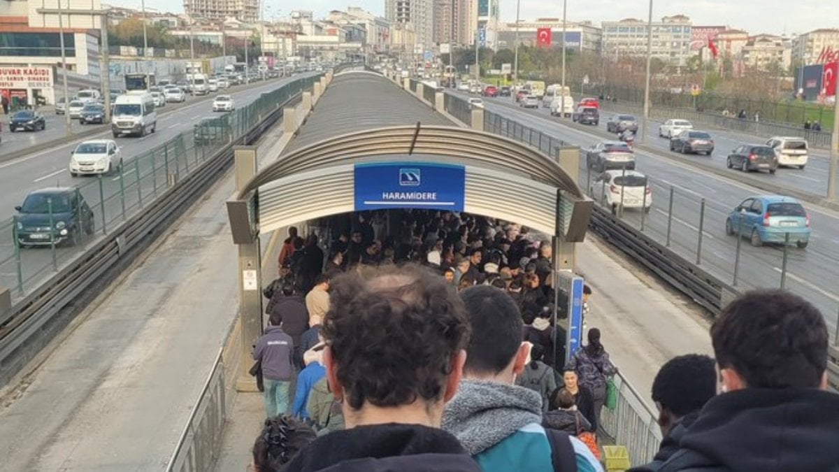 Metrobüs Duraklarında Artan Yoğunluk Vatandaşları Çileden Çıkardı