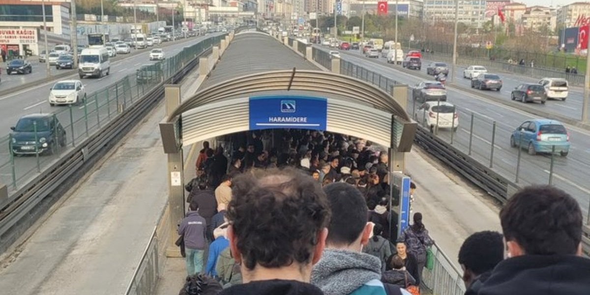 Metrobüs Duraklarında Artan Yoğunluk Vatandaşları Çileden Çıkardı