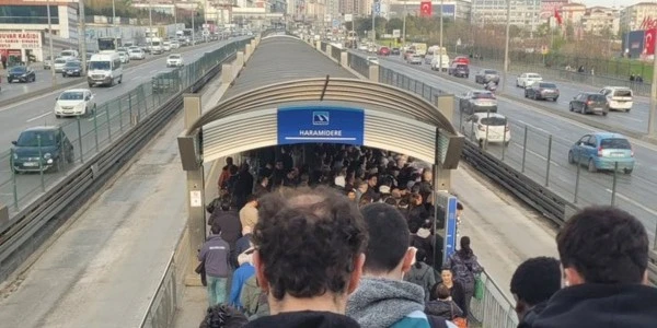 Metrobüs Duraklarında Artan Yoğunluk Vatandaşları Çileden Çıkardı
