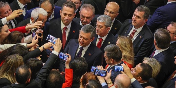 CHP Gaziantep İl Yönetiminin Mehter Gösterisindeki Tavrı Tartışma Yarattı: Özgür Özel'den Düzeltme