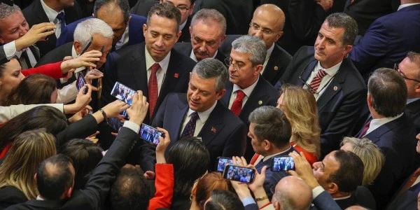 CHP Gaziantep İl Yönetiminin Mehter Gösterisindeki Tavrı Tartışma Yarattı: Özgür Özel'den Düzeltme