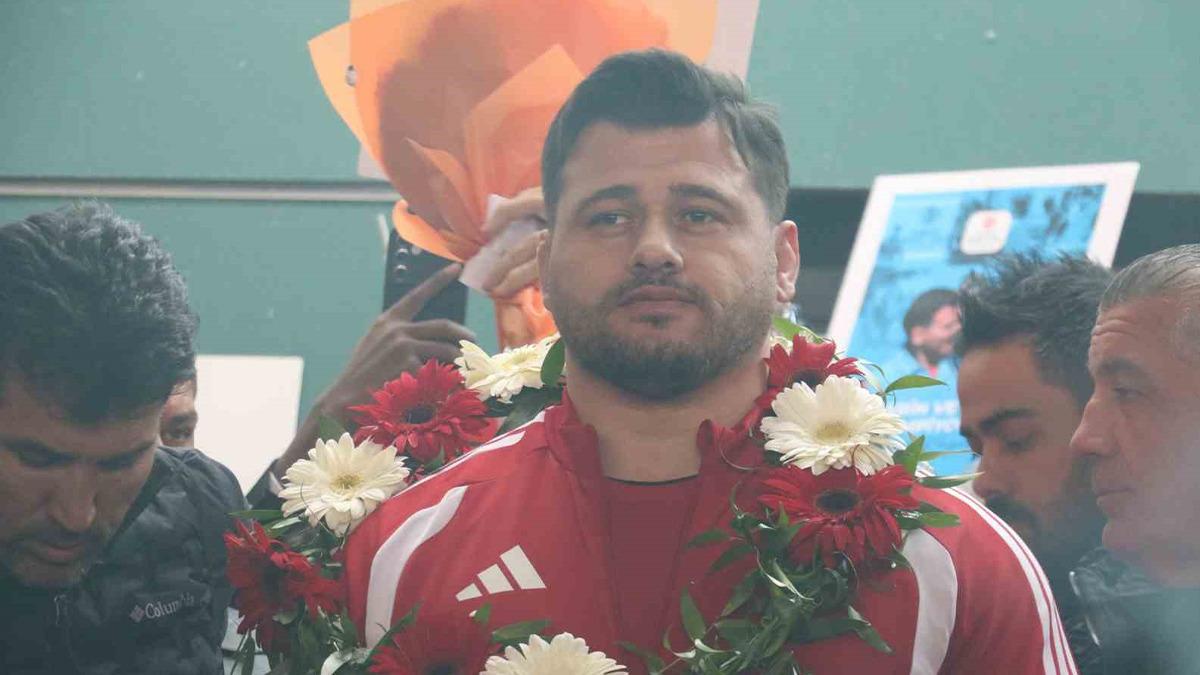 Rıza Kayaalp Tarihe Geçti: Güreş Milli Takımı Coşkuyla Yurda Döndü