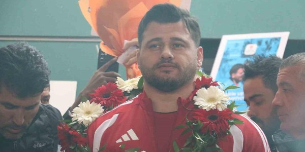 Rıza Kayaalp Tarihe Geçti: Güreş Milli Takımı Coşkuyla Yurda Döndü